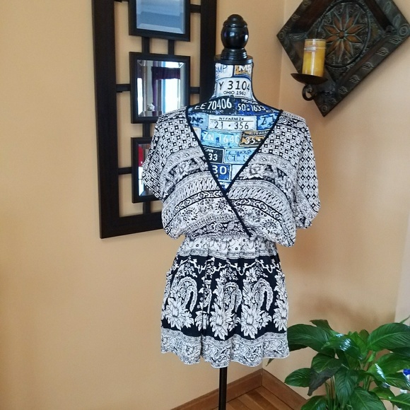 (HOLD) FLORAL DESIGN ROMPER SHORTS - Picture 2 of 8